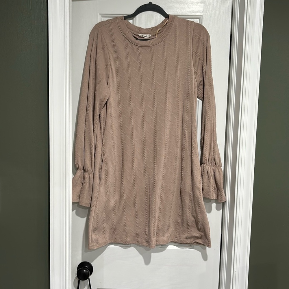 Beige dress with pockets NWOT
